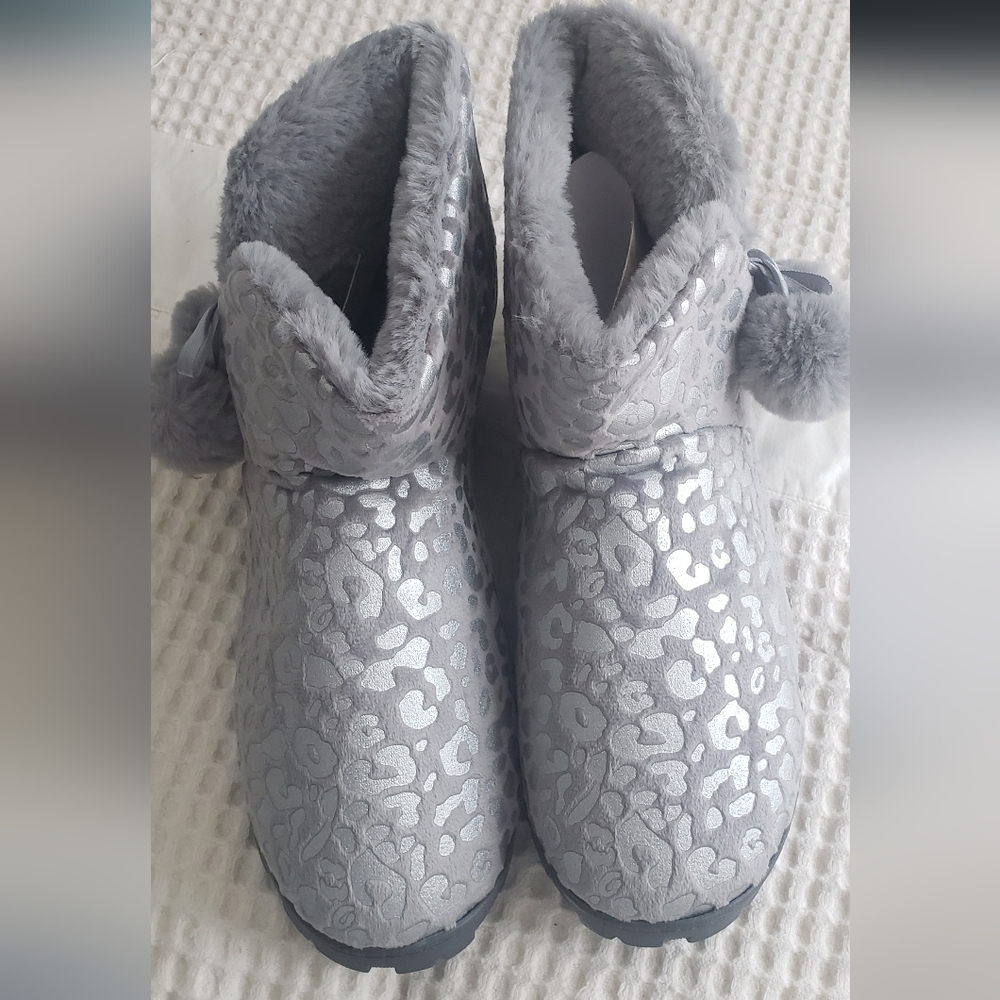 Cozy Women's Faux Fur Pom-Pom Ankle Boots - Silver Gray. Size 11-12 NEW